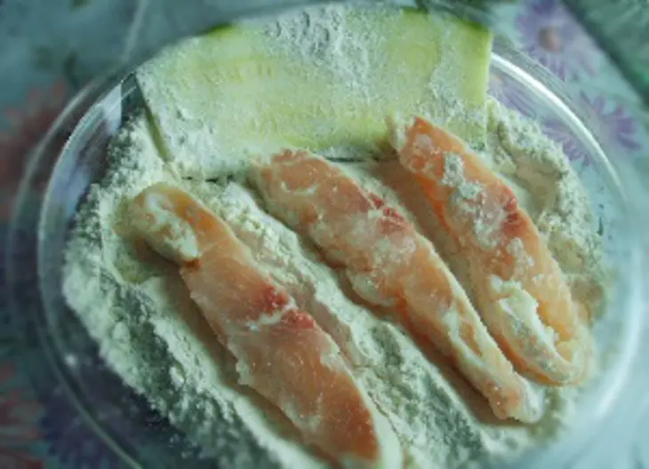 Кабачковые рулетики с рыбой и сыром: шаг 2