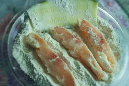 Кабачковые рулетики с рыбой и сыром: шаг 2