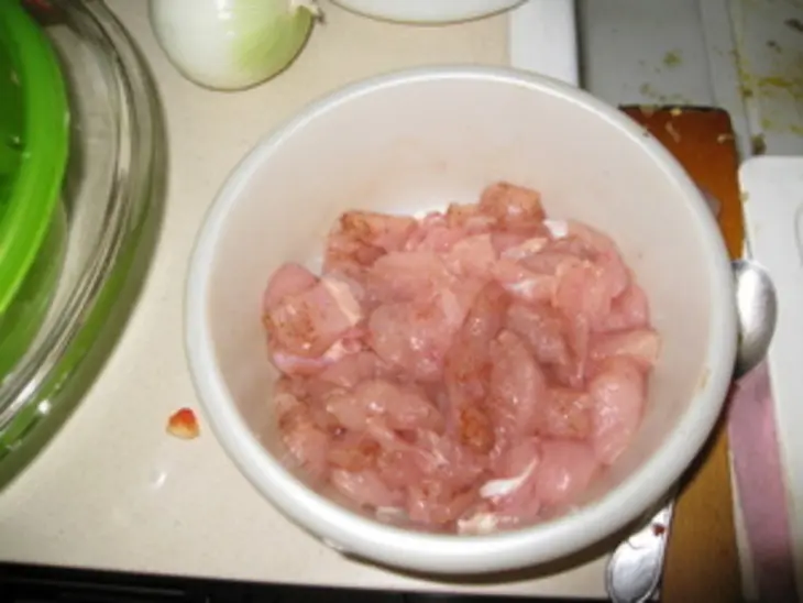 Грудинка куриная с луком.: шаг 1