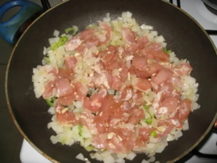 Грудинка куриная с луком.: шаг 5