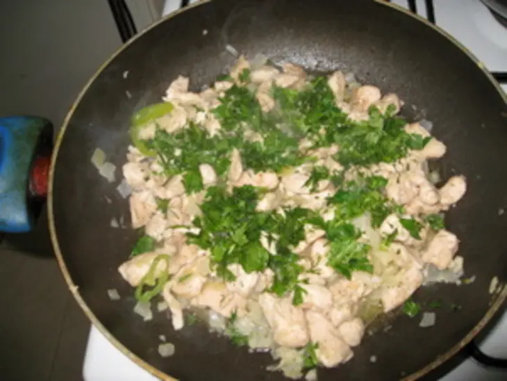 Грудинка куриная с луком.: шаг 6