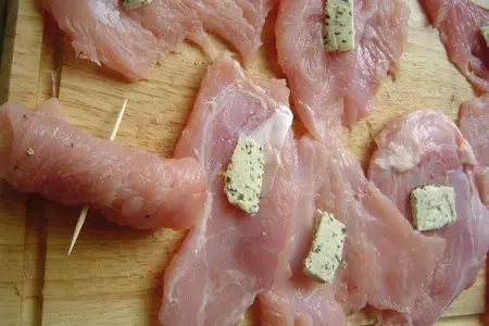 Мясные рулетики с сыром, запечённые в рукаве.: шаг 1