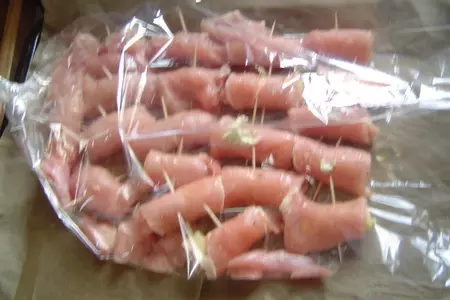 Мясные рулетики с сыром, запечённые в рукаве.: шаг 3