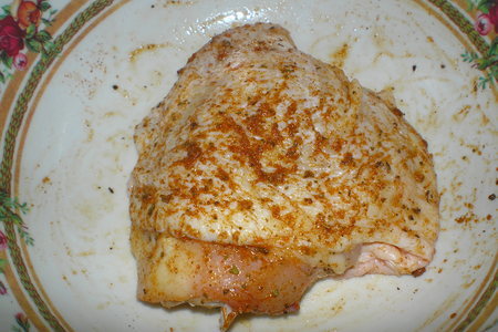 Куриные бедрышки в горшочке под сырным соусом: шаг 1