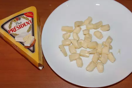 Банан с сыром бри и земляникой: шаг 2