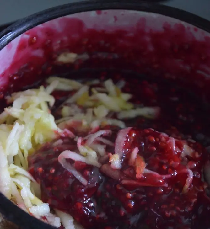 Пирог с малиной и яблоком  (фм): шаг 4