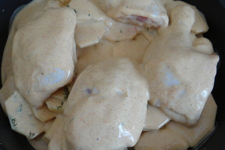 Кура с картофелем, запеченные в кефирном маринаде: шаг 4