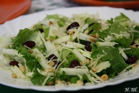 Зелёный салат с сушеной клюквой и кедровыми орешками: шаг 1