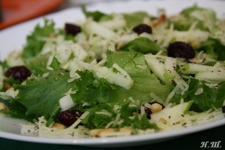 Зелёный салат с сушеной клюквой и кедровыми орешками: шаг 2