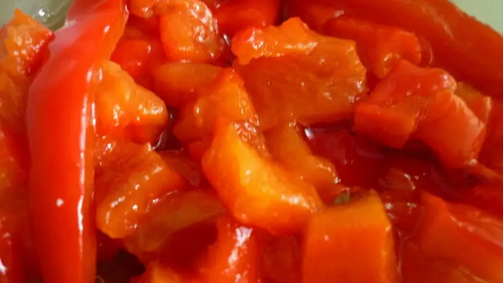 Салат-закуска  из  курицы, запеченого перца и авокадо: шаг 3