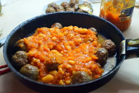 Мясные шарики, тушёные с фасолью. обед выходного дня.: шаг 3
