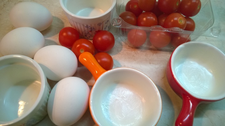 Яйца запеченные с помидорами и пармезаном: шаг 1
