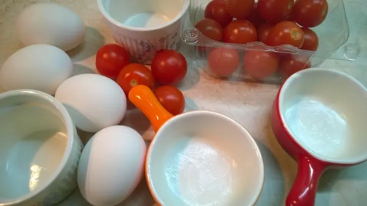 Яйца запеченные с помидорами и пармезаном: шаг 1