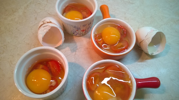 Яйца запеченные с помидорами и пармезаном: шаг 2