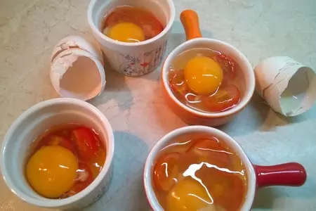 Яйца запеченные с помидорами и пармезаном: шаг 2