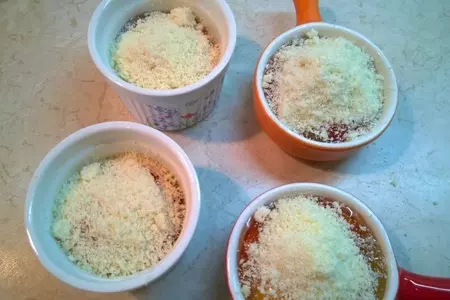 Яйца запеченные с помидорами и пармезаном: шаг 3