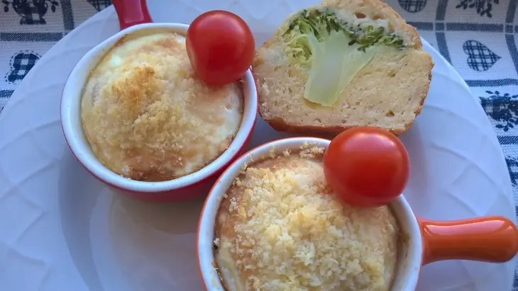 Яйца запеченные с помидорами и пармезаном: шаг 4