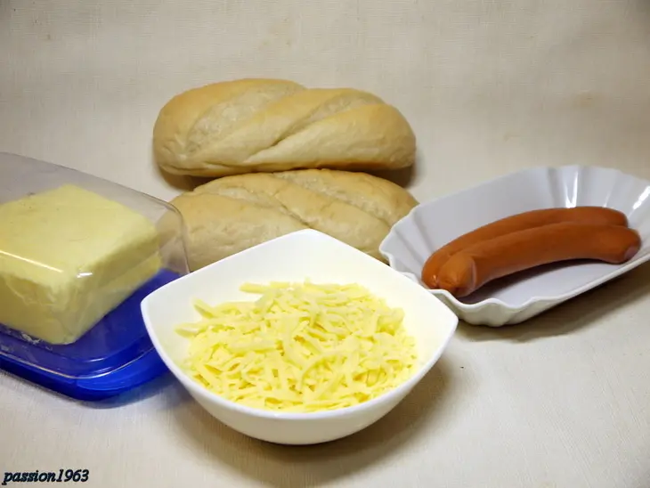 Лодочка из булки с сосиской и сыром к завтраку: шаг 1