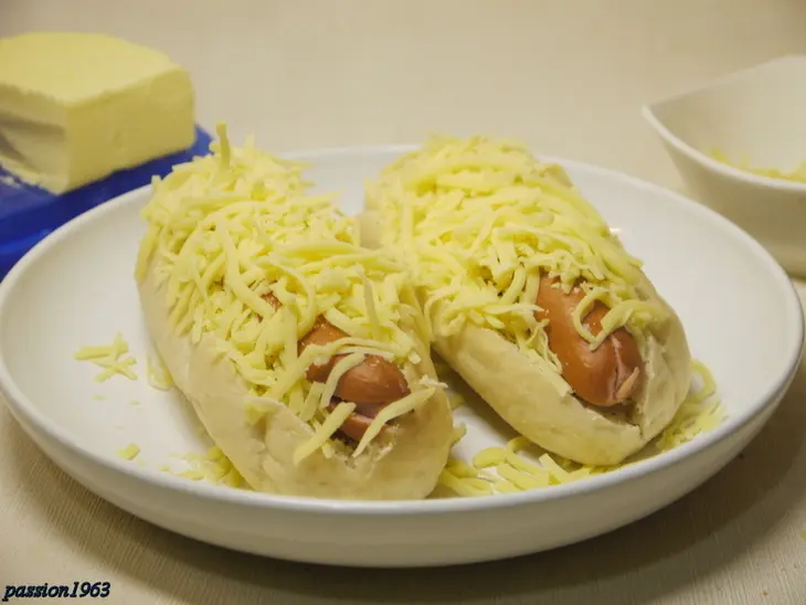 Лодочка из булки с сосиской и сыром к завтраку: шаг 3