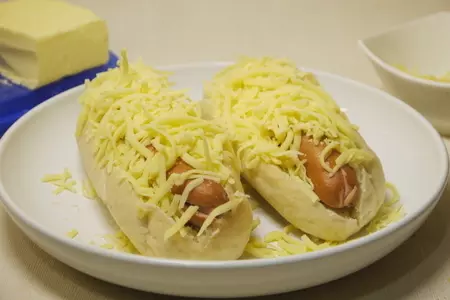 Лодочка из булки с сосиской и сыром к завтраку: шаг 3