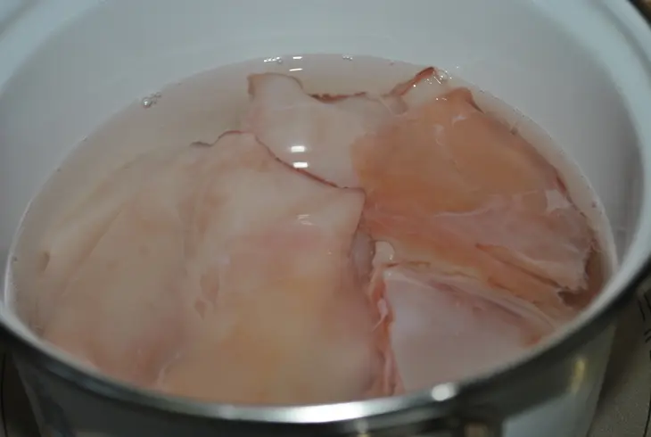 Салат для торжественных случаев с осетриной, кальмарами и икрой: шаг 2