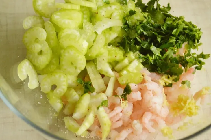 Весенний салат из креветок и сельдерея.: шаг 2