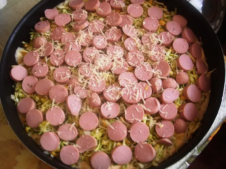 Пирог заливной с сосисками и капустой. фм «доброе утро, родной».: шаг 3