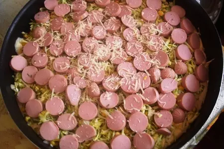 Пирог заливной с сосисками и капустой. фм «доброе утро, родной».: шаг 3