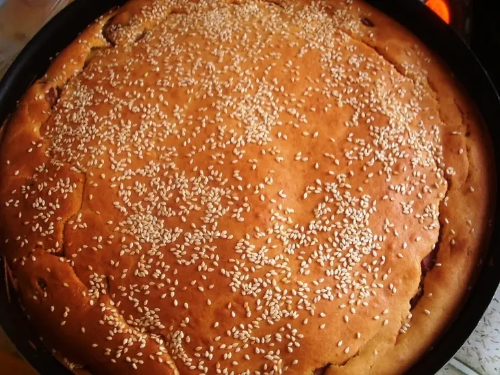 Пирог заливной с сосисками и капустой. фм «доброе утро, родной».: шаг 4