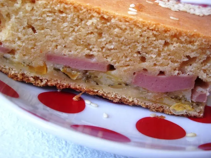 Пирог заливной с сосисками и капустой. фм «доброе утро, родной».: шаг 6