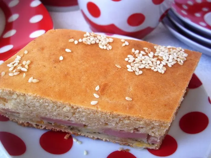 Пирог заливной с сосисками и капустой. фм «доброе утро, родной».: шаг 8