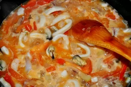 Сливочный суп с морепроуктами,томатами и пармезановыми гренками: шаг 1
