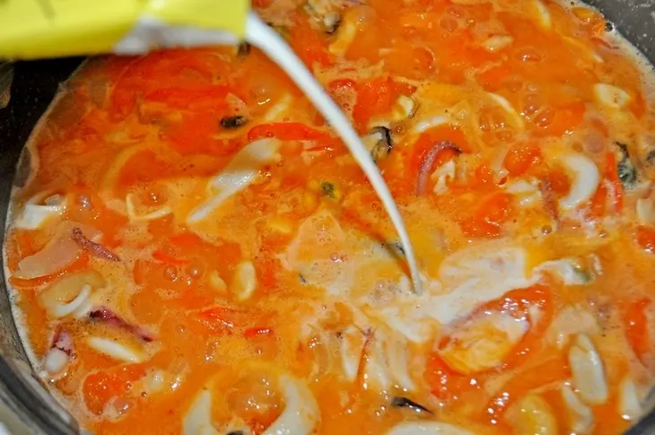 Сливочный суп с морепроуктами,томатами и пармезановыми гренками: шаг 2