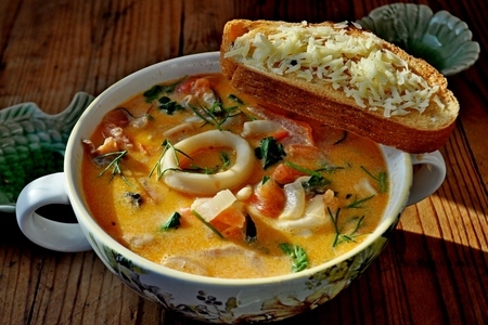 Сливочный суп с морепроуктами,томатами и пармезановыми гренками: шаг 4