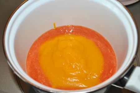 Тыквенный крем-суп с копченым кальмаром в компании блинных рулетов с осетриной: шаг 5