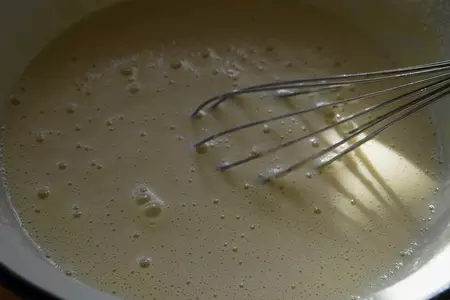 Тонкие блинчики с творогом и вишней: шаг 3