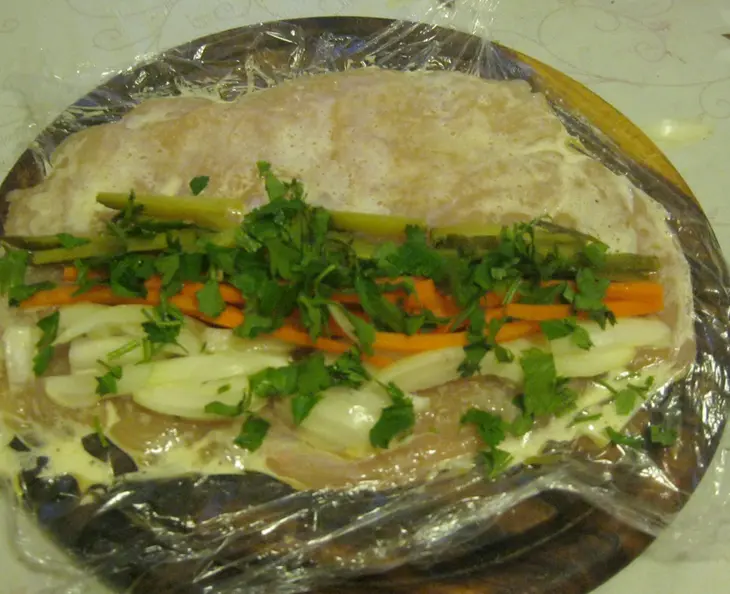 Куриный рулет с овощами: шаг 7