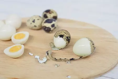 Салат с тунцом легкий: шаг 2