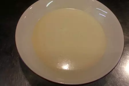 Блины тонкие с голубикой: шаг 2