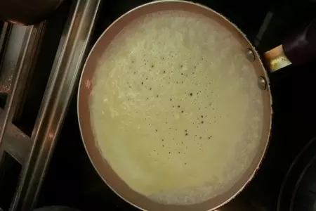Блины тонкие с голубикой: шаг 3