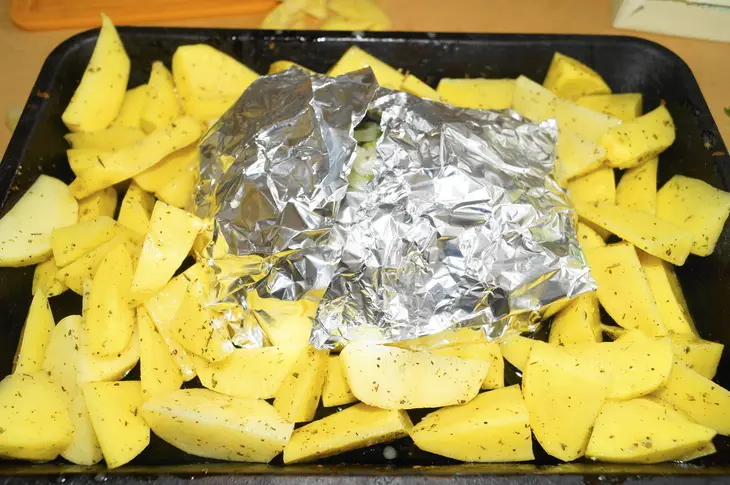 Свинина в нежном лимонном маринаде с картофельными дольками в итальянском стиле: шаг 4