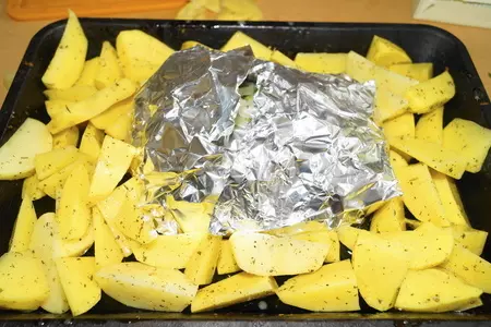 Свинина в нежном лимонном маринаде с картофельными дольками в итальянском стиле: шаг 4