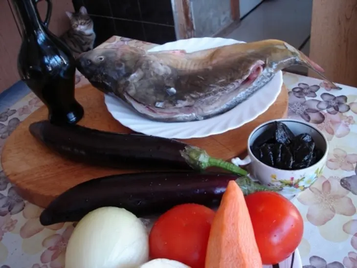 Карп праздничный, фаршированный овощами и черносливом: шаг 3