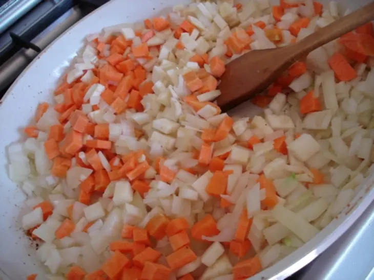 Карп праздничный, фаршированный овощами и черносливом: шаг 4