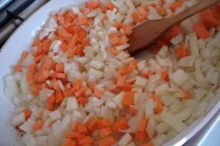 Карп праздничный, фаршированный овощами и черносливом: шаг 4