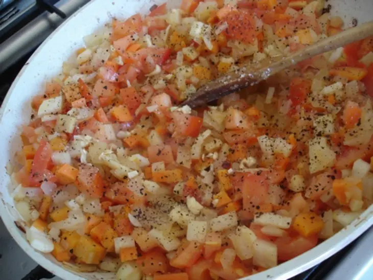 Карп праздничный, фаршированный овощами и черносливом: шаг 5