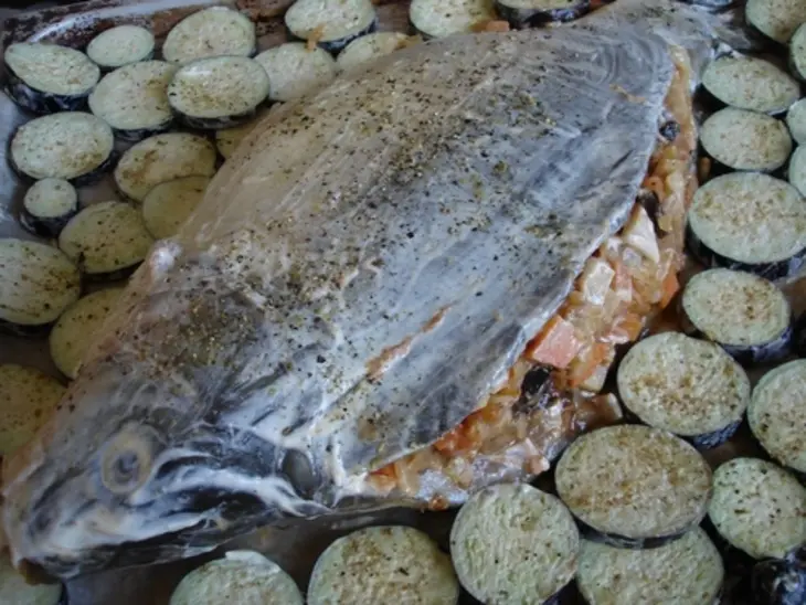 Карп праздничный, фаршированный овощами и черносливом: шаг 6