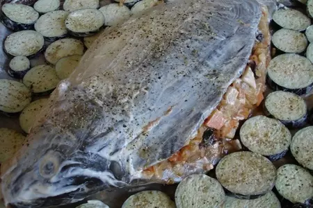 Карп праздничный, фаршированный овощами и черносливом: шаг 6