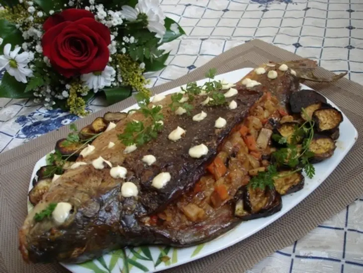 Карп праздничный, фаршированный овощами и черносливом: шаг 7