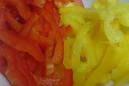 Кростини с тёплым салатом из перцев и маслин: шаг 2
